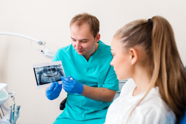 Il dentista mostra un'istantanea dei denti del paziente.