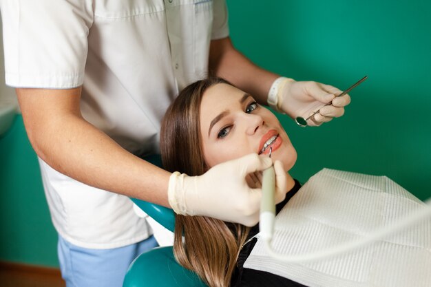 Il dentista rimuove il tartaro dai denti del suo paziente