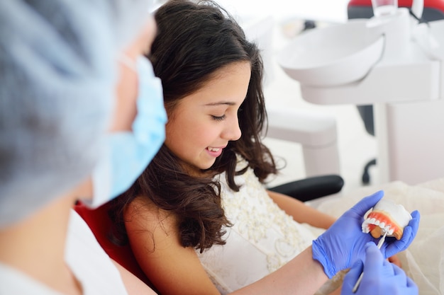 Il dentista tratta i denti alla bambina