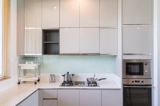 Il design degli interni della cucina in appartamento in villa di lusso dispone di bancone cucina e forno a microonde
