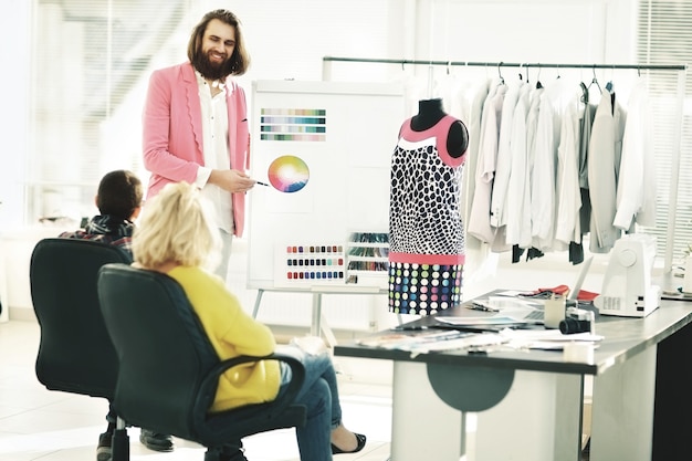 Il designer moderno lavora su nuovi modelli nello studio creativo di abbigliamento