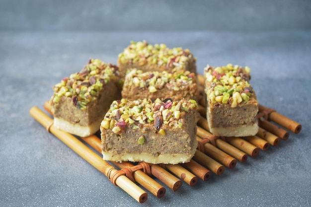 Il dessert arabo baklava su un piatto