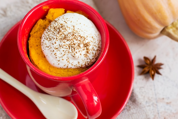 Il dessert di autunno della zucca ha cotto in una tazza