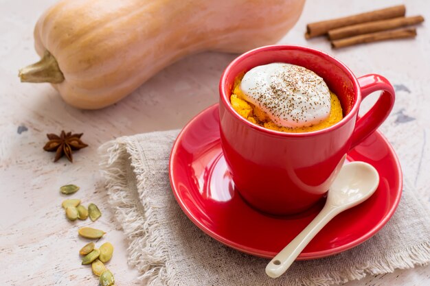 Il dessert di autunno della zucca ha cotto in una tazza