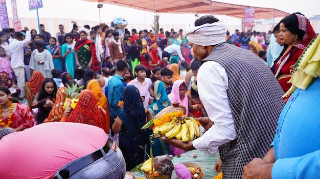 Il devoto indù Chhath Puja offre prasad frutta verdura