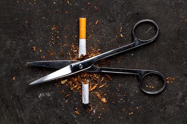 Il di un'uscita dalla dipendenza da nicotina. L'uomo lancia un'abitudine dannosa e malsana. Smettere di fumare.