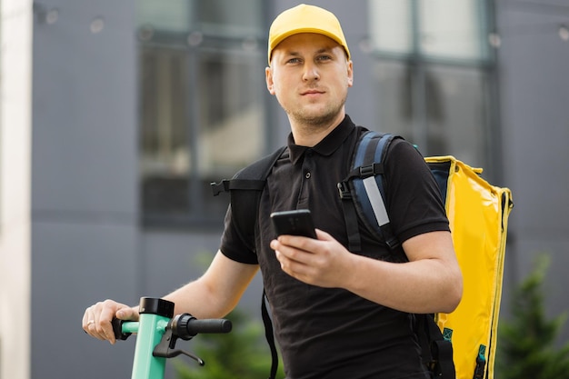 Il dipendente del fattorino consegna il cliente del cliente dell'ordine online