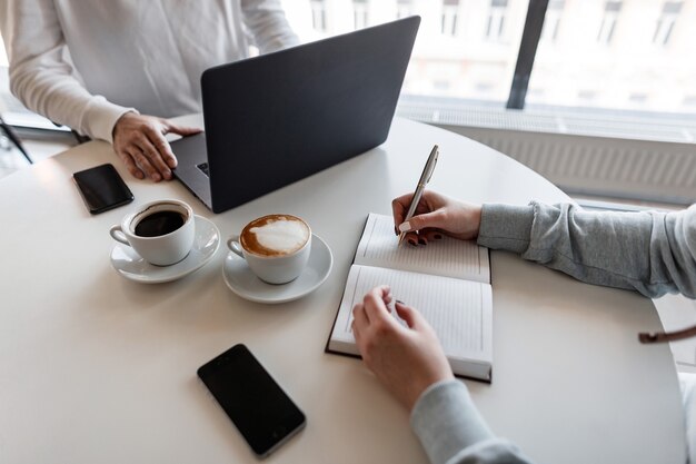 Il direttore dell'uomo di successo sta tenendo un incontro di lavoro con una giovane donna