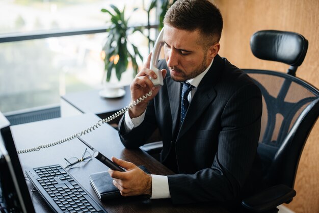 Il direttore è al telefono nel suo ufficio. Finanza aziendale