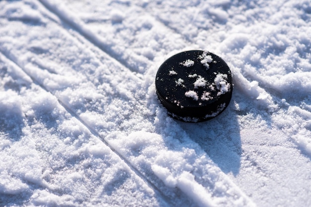 Il disco da hockey si trova sul primo piano della neve