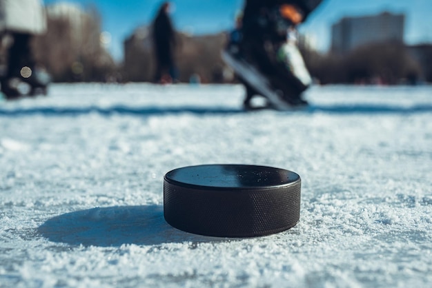 Il disco da hockey si trova sulla macro della neve