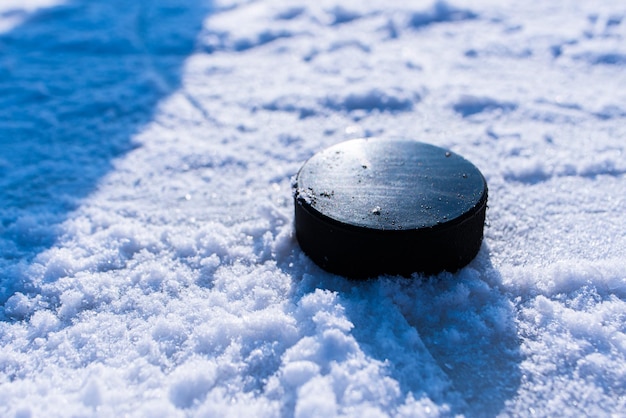 Il disco da hockey si trova sulla macro della neve