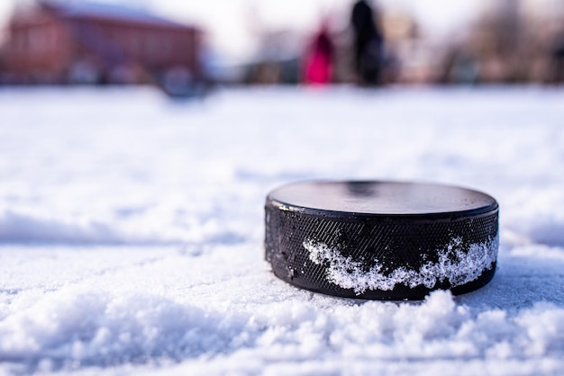 Il disco da hockey si trova sulla macro della neve