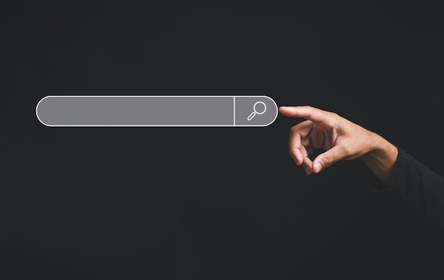 Il dito tocca il pulsante di una barra di ricerca vuota su un banner web aziendale che promuove il concetto di ottimizzazione dei motori di ricerca sfondo nero schermo digitale importanza della SEO nella tecnologia mondiale