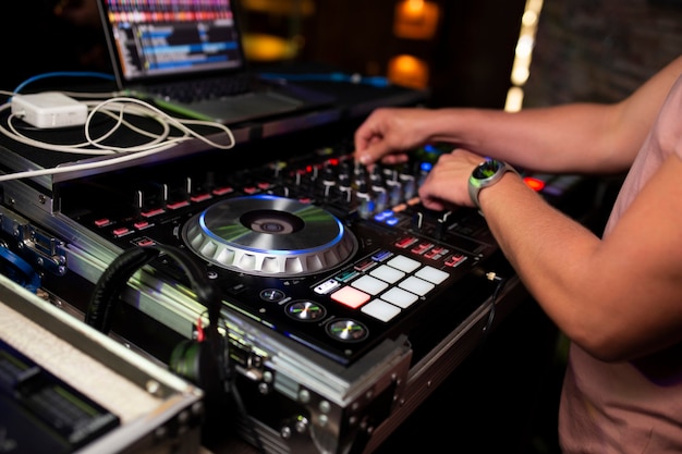 Il DJ suona musica nel club
