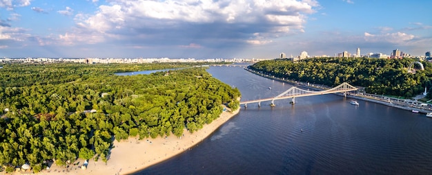 Il dnepr con il ponte pedonale a kiev ucraina