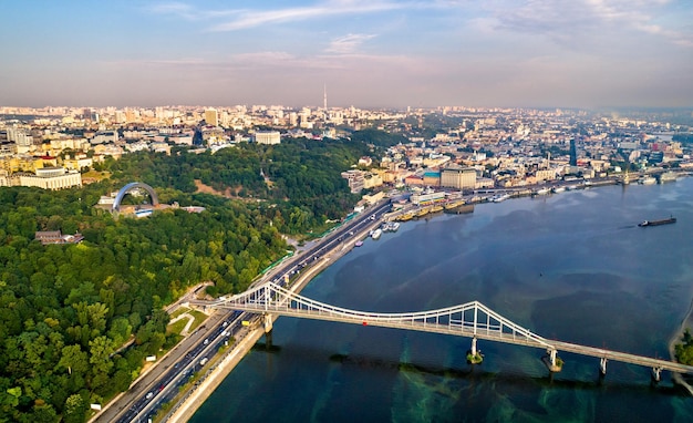 Il dnepr con il ponte pedonale a kiev ucraina