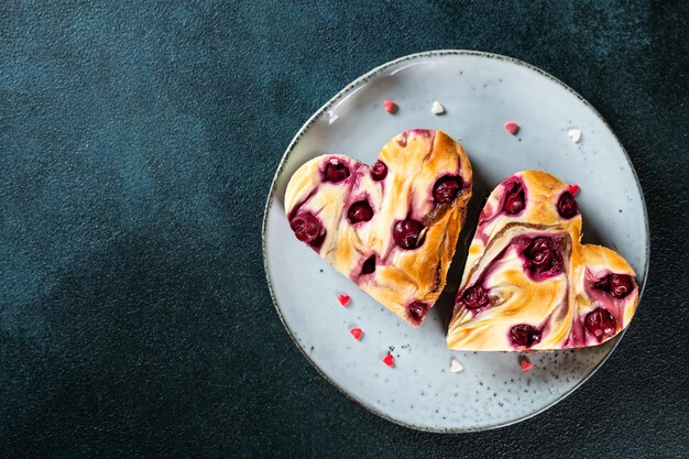 Il dolce di San Valentino. Dolce di San Valentino. Brownie a forma di cuore di cheesecake con ciliegia. Dolce per la festa della mamma. Dolce per la festa del papà. Torta per la festa della donna. Torta al cuore. Torta di cuore.