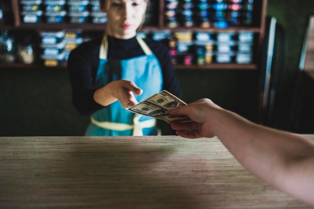 Il dollaro che paga in contanti al cameriere al bar