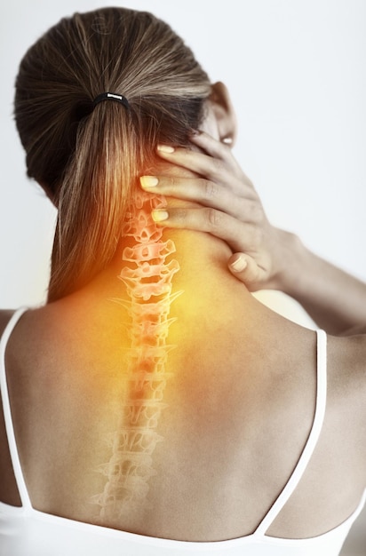 Il dolore al collo può essere debilitante Vista posteriore di una giovane donna che soffre di un forte dolore al collo