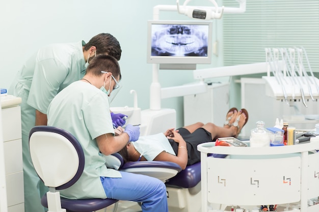 Il dottore dentista con un assistente lavora in una clinica dentale.