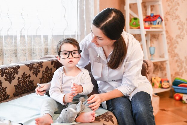 Il dottore gioca con il bambino