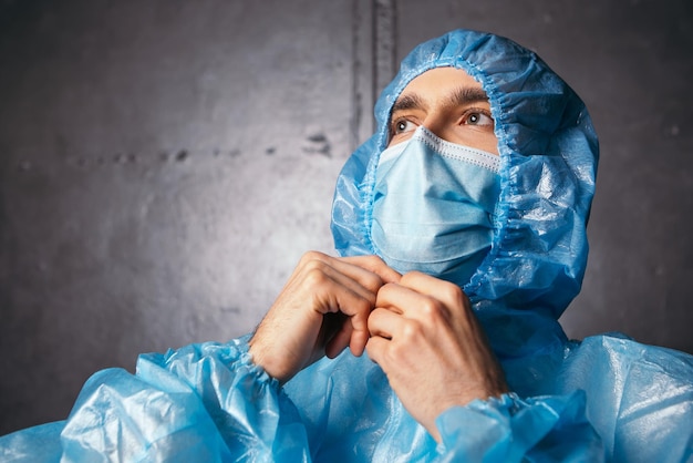 Il dottore indossa tuta protettiva e maschera blu