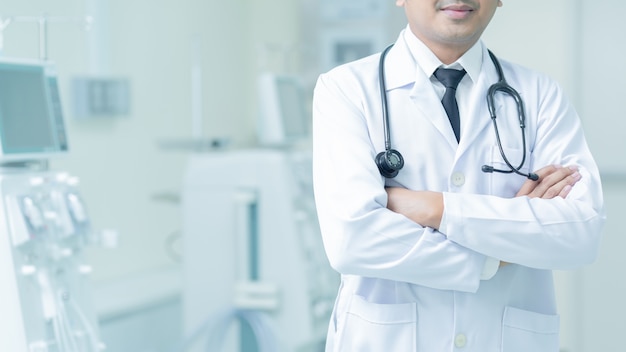 Il dottore Man With Stethoscope In Hospital, concetto dell&#39;attrezzatura medica.