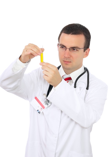 Il dottore ricerca un bicchiere per test medici con l'urina. Isolato su bianco