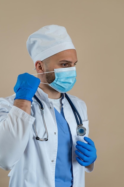 Il dottore si toglie la maschera dopo una dura giornata di lavoro isolato