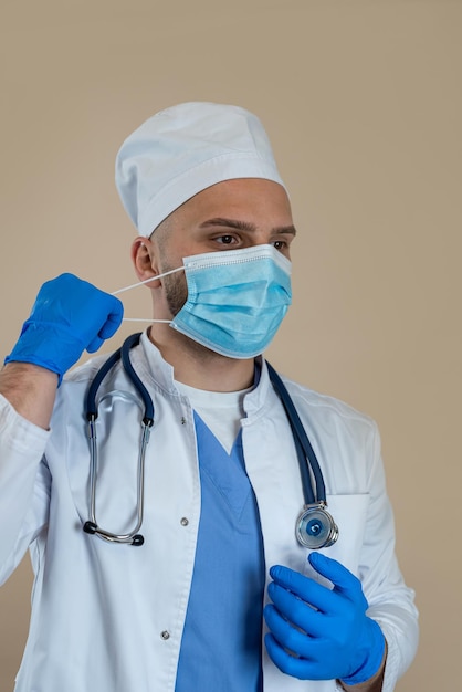 Il dottore si toglie la maschera dopo una dura giornata di lavoro isolato