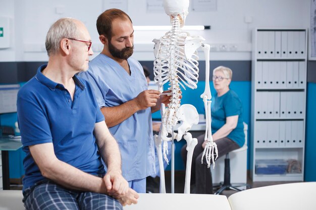 Il dottore spiega il midollo spinale al paziente