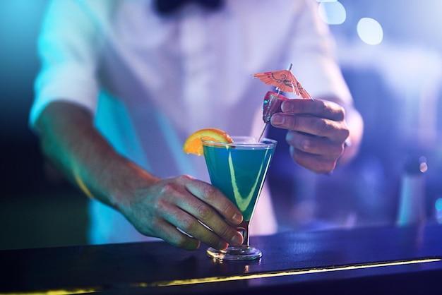 Il drink perfetto per le feste miscelato solo per te Foto ritagliata di un barista che serve un cocktail appena fatto in un bar