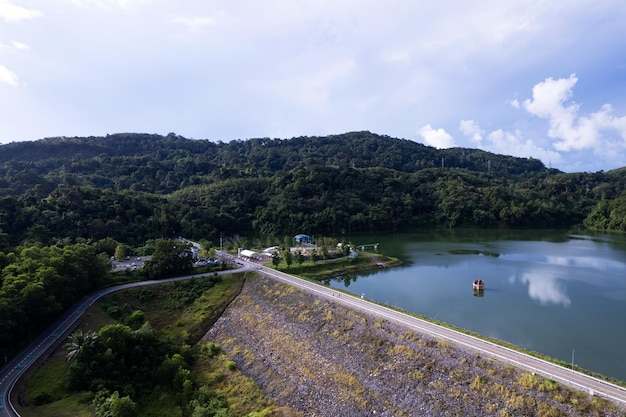 Il drone aereo ha girato la foresta pluviale con vista a volo d'uccello e la strada intorno al lago della diga