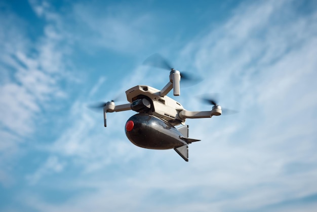 Il drone civile di consumo con una grossa bomba a bordo vola nel cielo blu