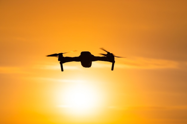 Il drone è in volo al tramonto Riprese video dall'alto Un articolo sulla scelta