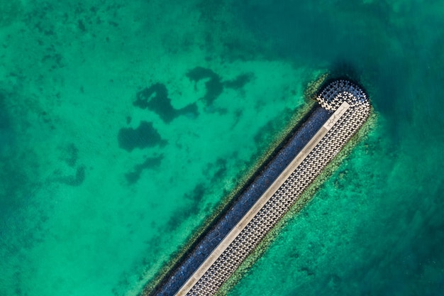 Il drone sorvola la casa leggera nel mare