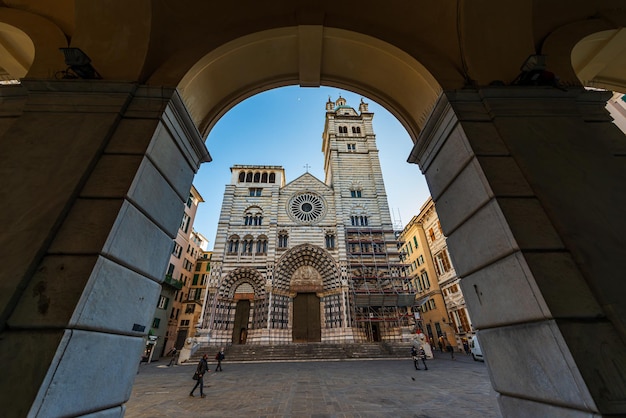 Il Duomo di Genova dedicato a San Lorenzo nel centro storico con le sue tipiche strisce bianche e nere