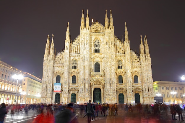 Il Duomo di Milano di notte, Italia (persone in motion blur)