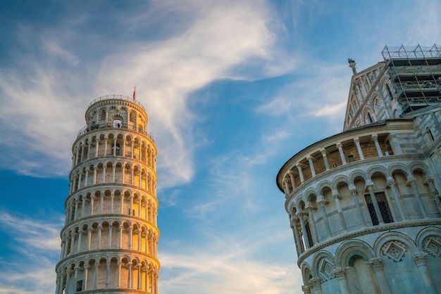 Il Duomo di Pisa e la Torre Pendente in una giornata di sole a Pisa, Italia.