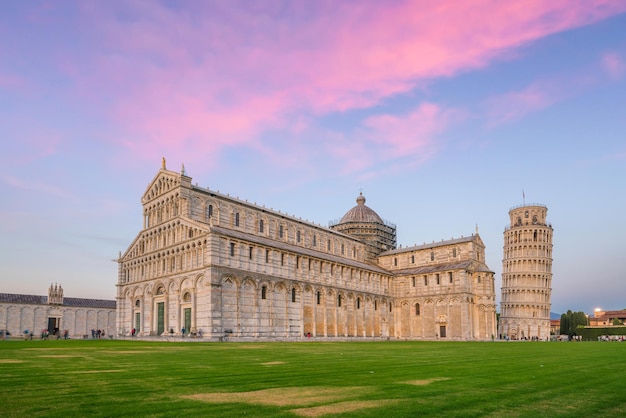 Il Duomo di Pisa e la Torre Pendente in una giornata di sole a Pisa, Italia.