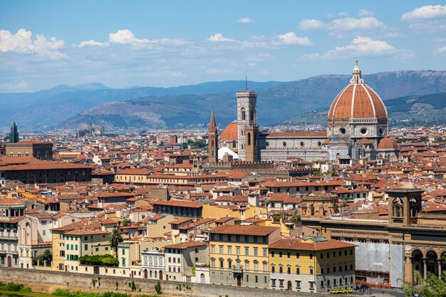 Il Duomo visto dalle alture di Piazzale Michelangelo la città di Firenze Italia