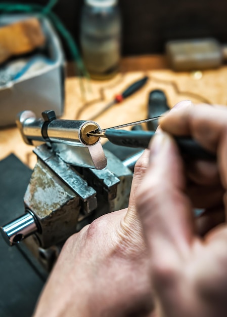 Il fabbro professionista ripara il cilindro della serratura della porta