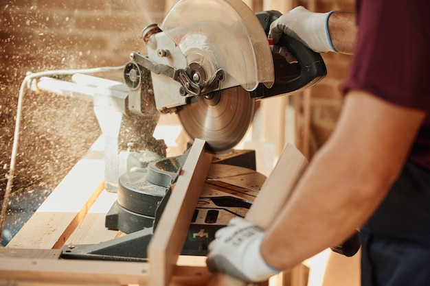 Il falegname in un'officina di falegnameria realizza il concetto di produzione di mobili di prodotti