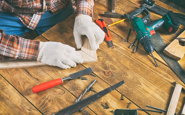 Il falegname lavora con il legno sul suo spazio di lavoro