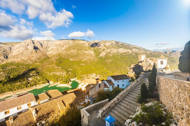 Il famoso campanile e gateway a Guadalest vicino a Benidorm in Spagna sfondo di viaggio orizzontale