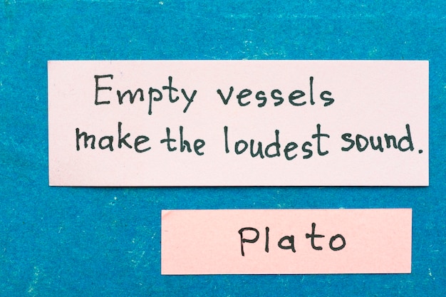 Il famoso filosofo greco antico Platone cita l'interpretazione con note adesive su cartone vintage sul balbettio