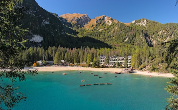 Il famoso lago alpino di Braies in Alto Adige, Italia