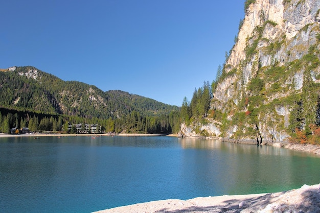 Il famoso lago alpino di Braies in Alto Adige, Italia