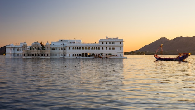 Il famoso palazzo bianco sul lago Pichola al tramonto.